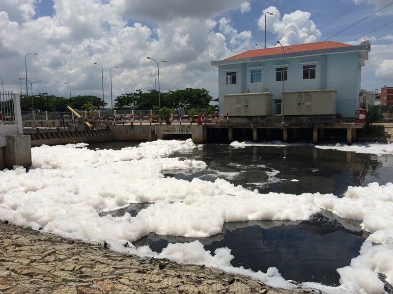 Ông Sang, một người dân sống cạnh rạch ruột ngựa cho rằng bọt trắng xuất hiện khi trạm bơm hoạt động. 